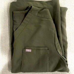 FIGS Leon Three Pocket Scrub Top